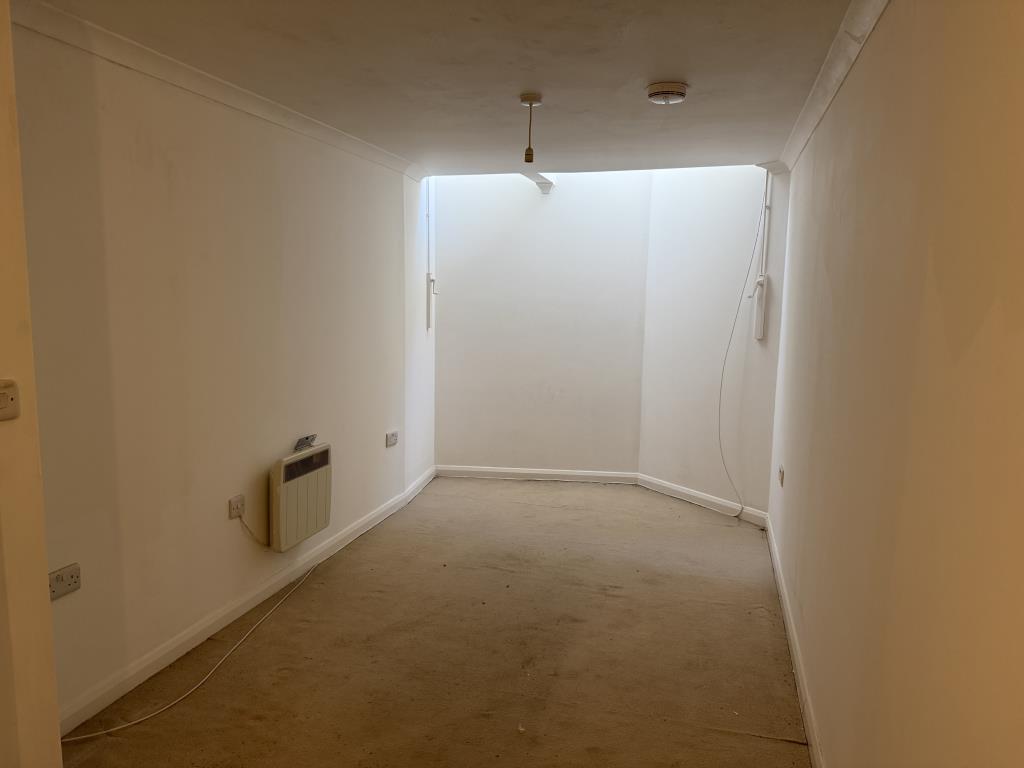 Lot: 30 - LARGE FREEHOLD RESIDENTIAL INVESTMENT ARRANGED AS SIX FLATS - Living Room of Flat B